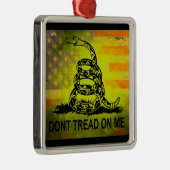 私でガズデンの旗の米国旗を踏まないで下さい メタルオーナメント (右)