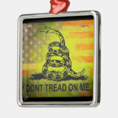 私でガズデンの旗の米国旗を踏まないで下さい メタルオーナメント (左)