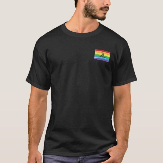 私でグランジなガズデンの旗LGBTの虹を踏まないで下さい Tシャツ (正面)