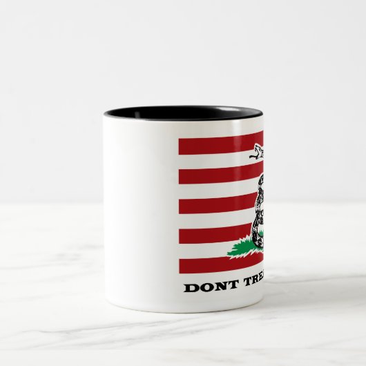 私でコーヒーカップを踏まないで下さい ツートーンマグカップ (中央)