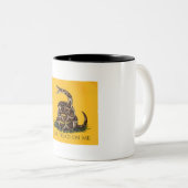 私でコーヒー・マグを踏まないで下さい ツートーンマグカップ (正面右)