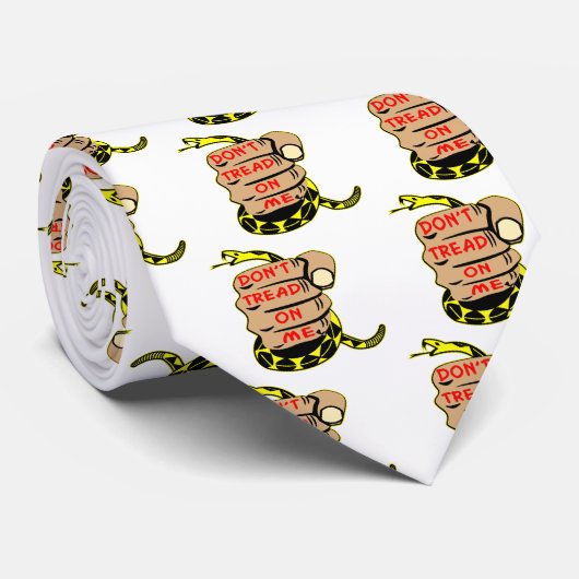 私で入れ墨の握りこぶしのガズデンの旗のヘビを踏まないで下さい ネクタイ (ロール)