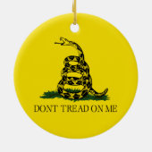 私で政治ガズデンの旗を踏まないで下さい セラミックオーナメント (裏面)
