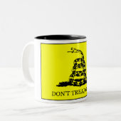 私で旗を踏まないで下さい ツートーンマグカップ (正面左)