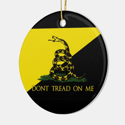 私で無政府主義者の旗を踏まないで下さい セラミックオーナメント (左)