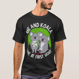 私とコアラの一目惚れ1 Tシャツ