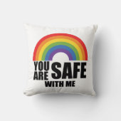 私と一緒なら安全よ LGBTQ レインボー プライド クッション (正面)