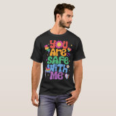 私と一緒なら安心LGBT レズビアン ゲイ バイセクシャル Tシャツ (正面フル)