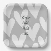私と一緒に歳になる灰色の白いハートの結婚愛 ペーパープレート (正面)