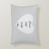 私と一緒に歳を育てる灰色の白いハート アクセントクッション (正面(垂直))