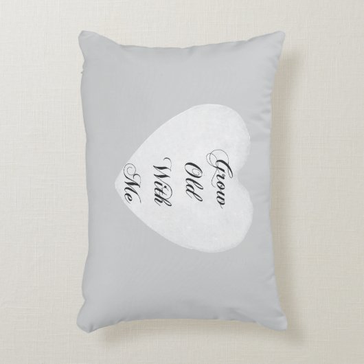 私と一緒に歳を育てる灰色の白いハート アクセントクッション (正面(垂直))