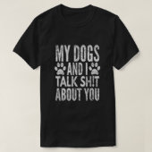 私と私の犬はBを見て動揺してあなたについて話す Tシャツ (デザイン正面)