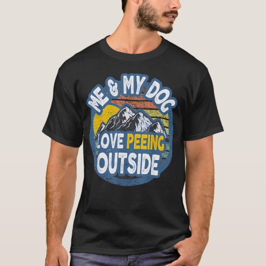 私と私の犬 - 外でおしっこするのが好き Tシャツ (正面)
