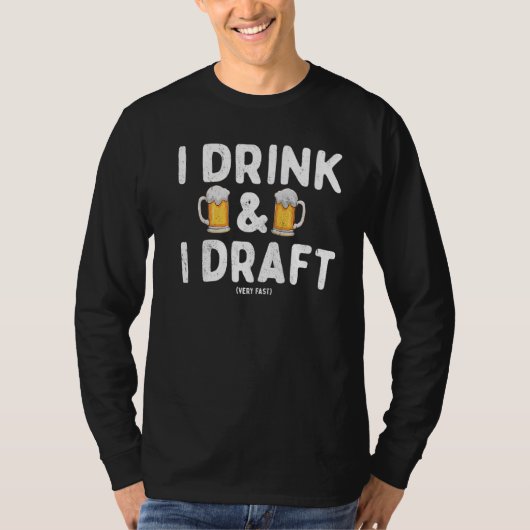 私と私は非常に速荷車を引くいファンタジーサッカーパを飲む Tシャツ (正面)