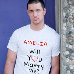 私と結婚してくれる？赤いロマンチックなハート（名前） Tシャツ<br><div class="desc">私と結婚してくれる？赤いロマンチックなハートと名前Tシャツ。黒い台本の引用文でモダン赤いハートとタイポグラフィしてくれるか。自分の名前でパーソナライズ。</div>