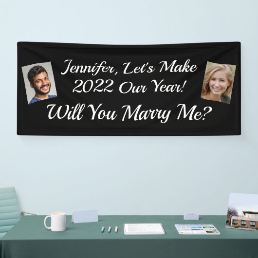 私と結婚してくれる？2枚の写真、白い文字、黒 横断幕 (トレードショー)