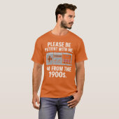 私にはお時間が欲しいの 1900年代生まれの古着風デザイン Tシャツ (正面フル)