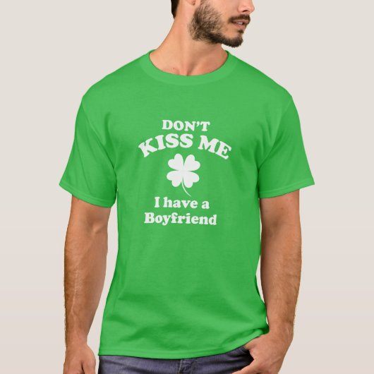 私にはキスがいない彼氏がいるSt patricks day Tシャツ (正面)