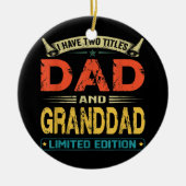 私にはパパと祖父の二つのタイトルがあおもしろいる セラミックオーナメント (正面)