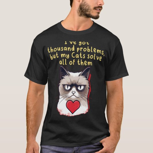 私には何千もの問題があるけど、猫が全て解決してくれるわ Tシャツ (正面)