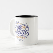 私には大人の子ど素晴らしもがいない ツートーンマグカップ (正面左)