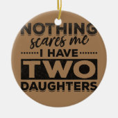 私には娘が二人いるのがなんの恐れもない セラミックオーナメント (正面)