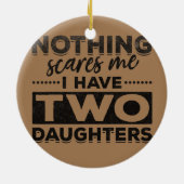 私には娘が二人いるのがなんの恐れもない セラミックオーナメント (裏面)