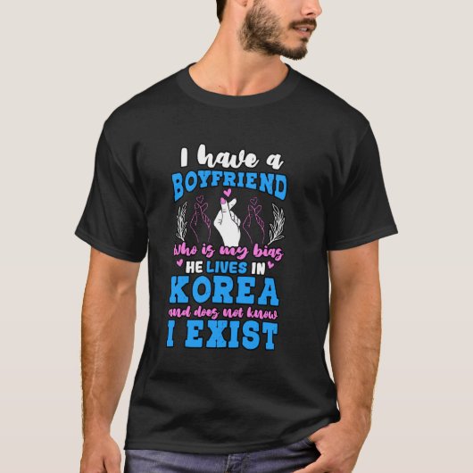 私には私のバイアスの韓国語Kpop Kdrであるボーイフレンドがいる Tシャツ (正面)