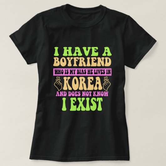 私には私のバイアスKpop恋人Kdramである彼氏がいる Tシャツ (デザイン正面)