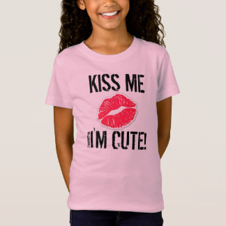 私によってがかわいいベビーの用品類の唇の女の子である私に接吻して下さい Tシャツ