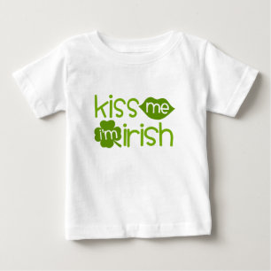 私によってがアイルランドの幼児のTシャツである私に接吻して下さい ベビーTシャツ