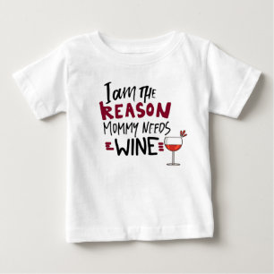 私によってが理由のお母さんであるおもしろいなベビーの引用文はワイン ベビーTシャツ