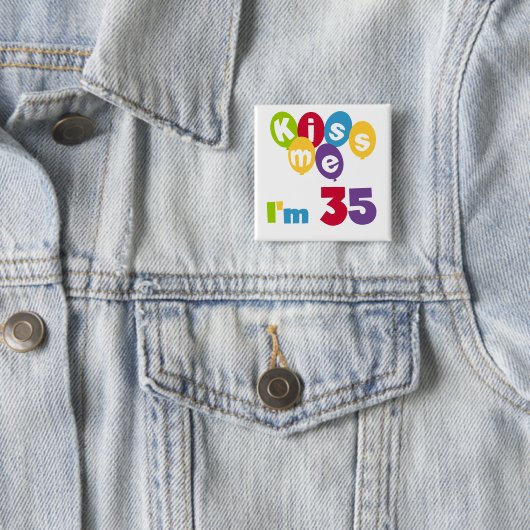 私によってが35個の誕生日のTシャツおよびギフトである私に接吻して下さい 缶バッジ (インサイチュ)