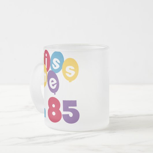 私によってが85個の誕生日のTシャツおよびギフトである私に接吻して下さい フロストグラスマグカップ (正面左)