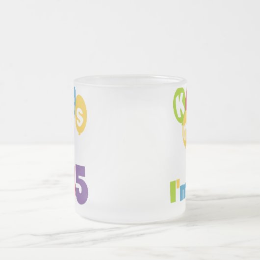 私によってが85個の誕生日のTシャツおよびギフトである私に接吻して下さい フロストグラスマグカップ (中央)