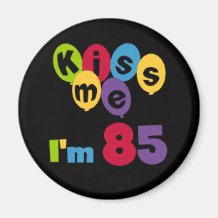 私によってが85個の誕生日のTシャツおよびギフトである私に接吻して下さい マグネット