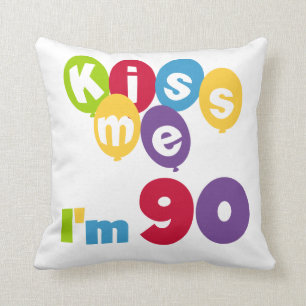 私によってが90個の誕生日のTシャツおよびギフトである私に接吻して下さ クッション