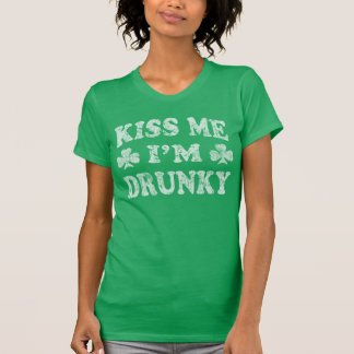 私によってがDrunkyセントパトリック日である私に接吻して下さい Tシャツ