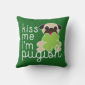 私によってがPugish Saint patricks dayのパグのクローバーである私に接吻して下 クッション (裏面)