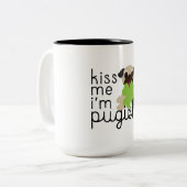 私によってがPugish Saint patricks dayのパグのクローバーである私に接吻して下 ツートーンマグカップ (正面左)