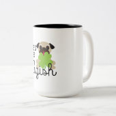 私によってがPugish Saint patricks dayのパグのクローバーである私に接吻して下 ツートーンマグカップ (正面右)