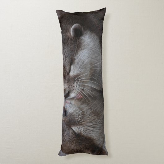 私にカワウソの世界をカワウソ愛接吻意味します ボディピロー (裏面 (縦))