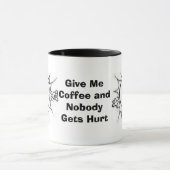 私にコーヒーを与えればだれも傷つきません マグカップ (中央)