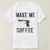 私にコーヒーを作る – 銃とコーヒーシャツ Tシャツ (デザイン正面)