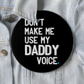 私にパパの声を使わせない – おもしろいゲイプライド 缶バッジ (インサイチュ)