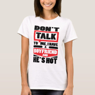 私にボーイフレンドがある彼は熱いです私に話さなければ Tシャツ