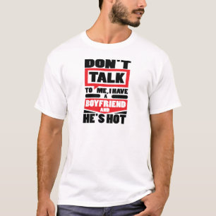 私にボーイフレンドがある彼は熱いです私に話さなければ Tシャツ
