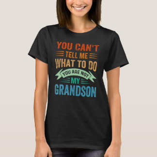 私に何をすべきかを指示できるのは私の祖父母だけ Tシャツ