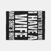 私に声をかけないで、妻がいるんだ。彼女は美人で面白い フリースブランケット (正面(横))