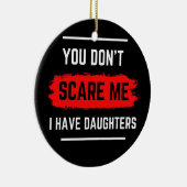 私に娘がいるなんて怖がらないパパ・ジョーク セラミックオーナメント (右)
